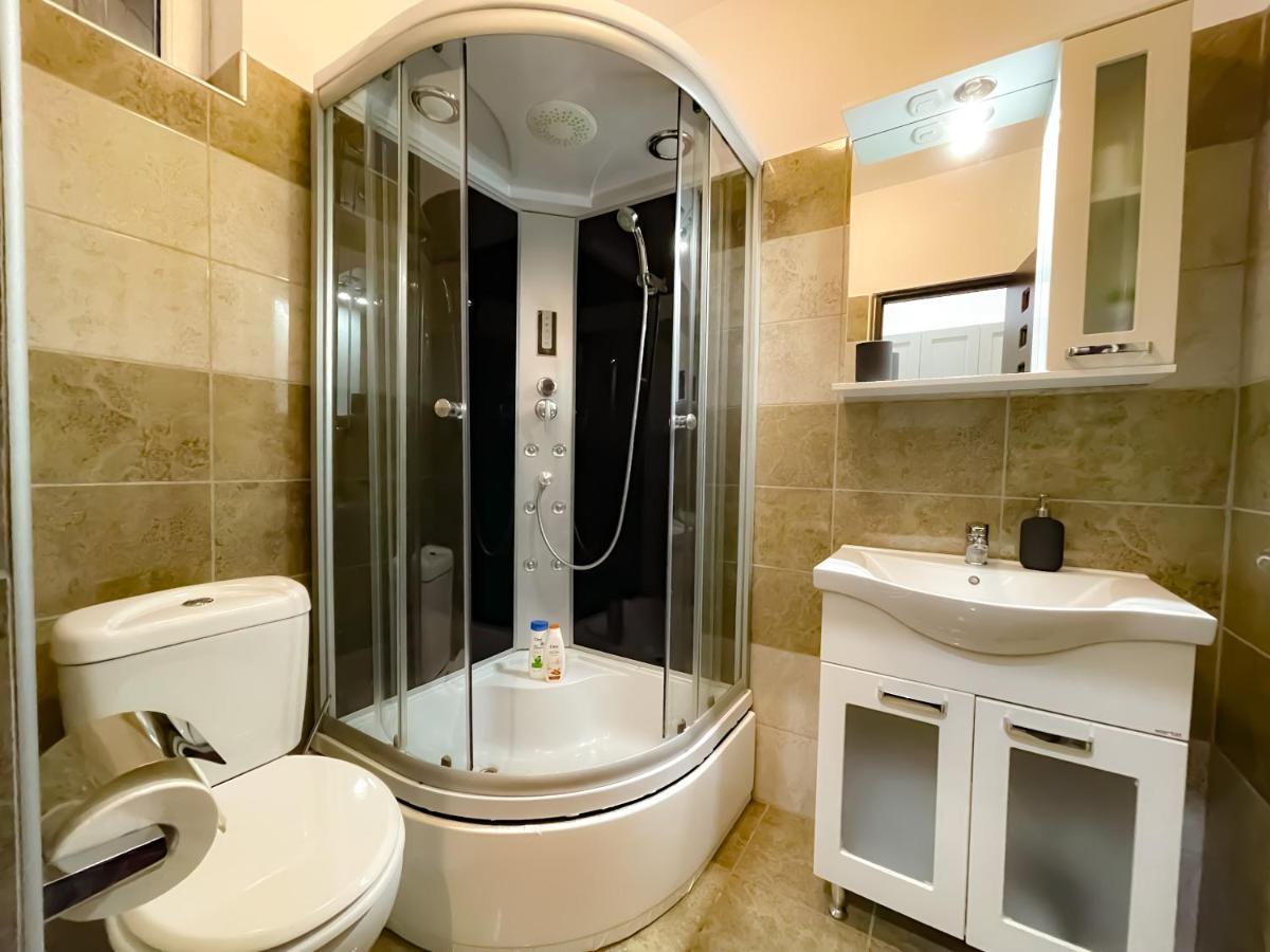 Cool Flat In The Heart Of Bucharest'S Fun And History Lejlighed Eksteriør billede