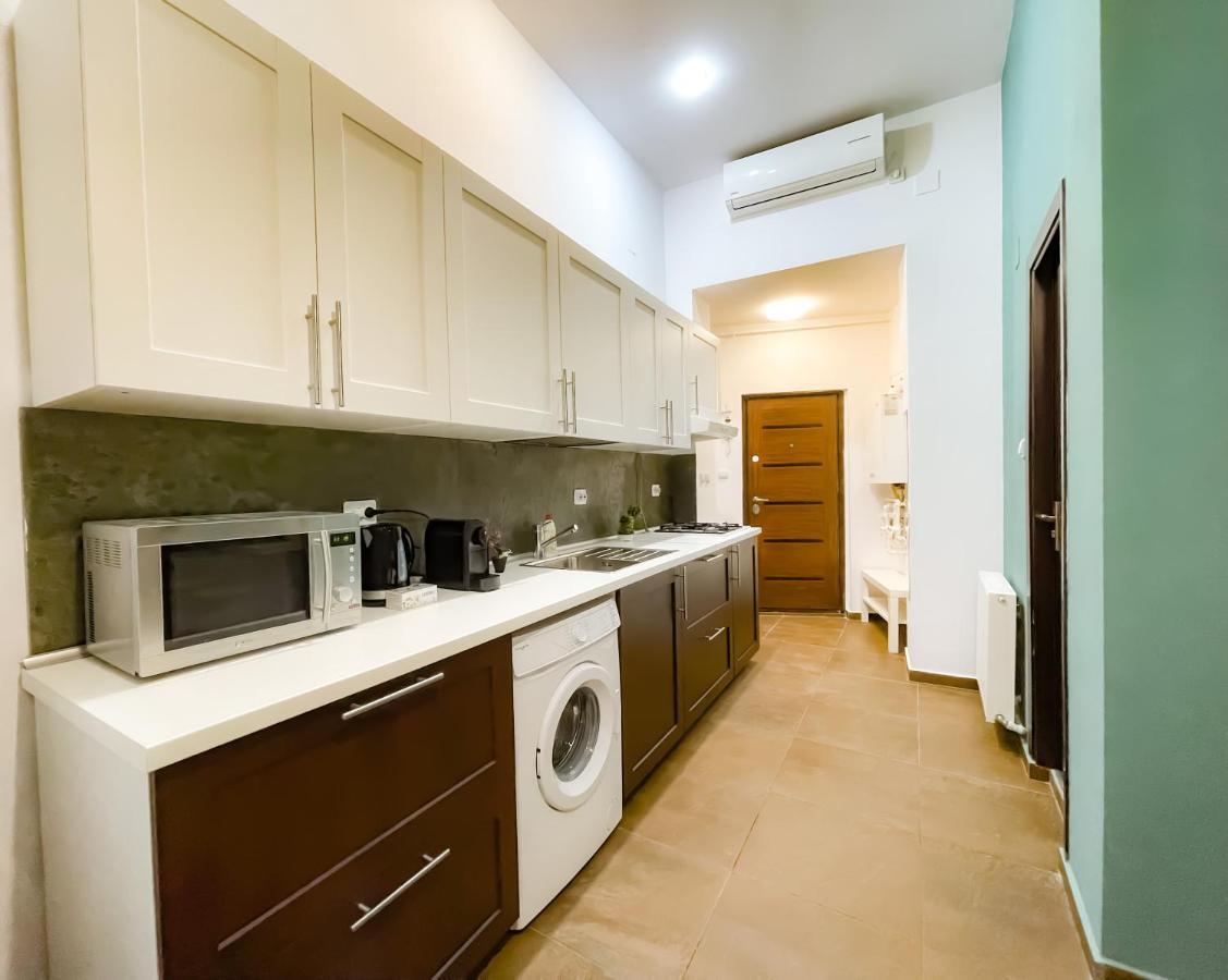 Cool Flat In The Heart Of Bucharest'S Fun And History Lejlighed Eksteriør billede