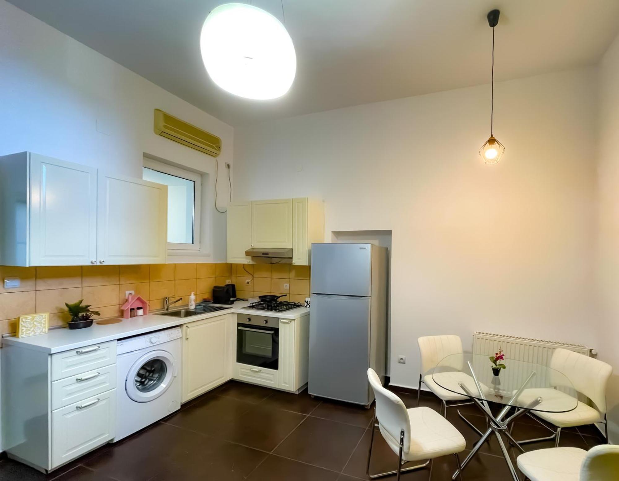 Cool Flat In The Heart Of Bucharest'S Fun And History Lejlighed Eksteriør billede